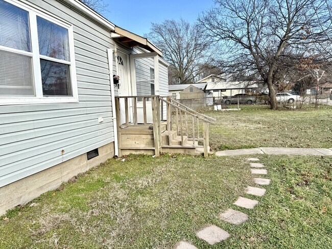 Building Photo - 709 11th Ave NW