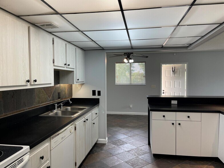 Building Photo - 1850 Fairview Villas Dr