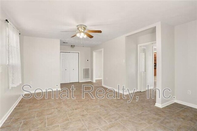 Building Photo - 4421 Lakewood Dr