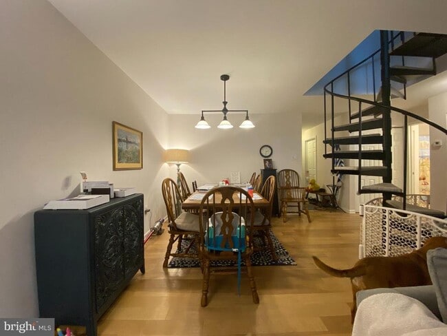 Building Photo - 240 Valley Stream Ln