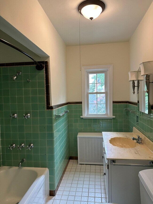 Building Photo - 2227 E Woodstock Pl