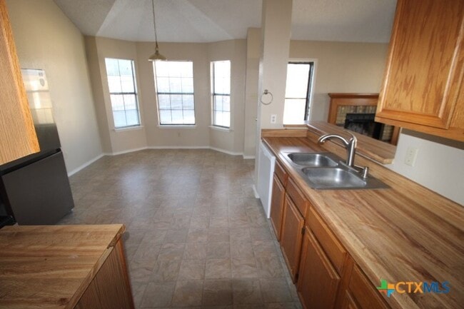 Building Photo - 401 E Hogan Dr