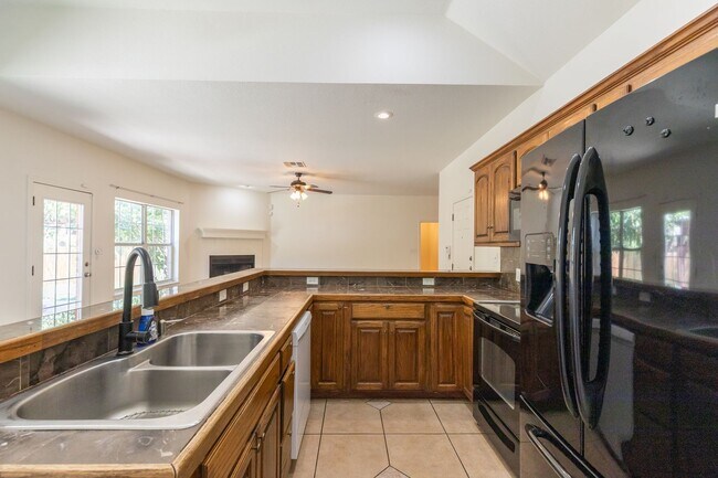 Building Photo - 3310 Silver Oaks Dr