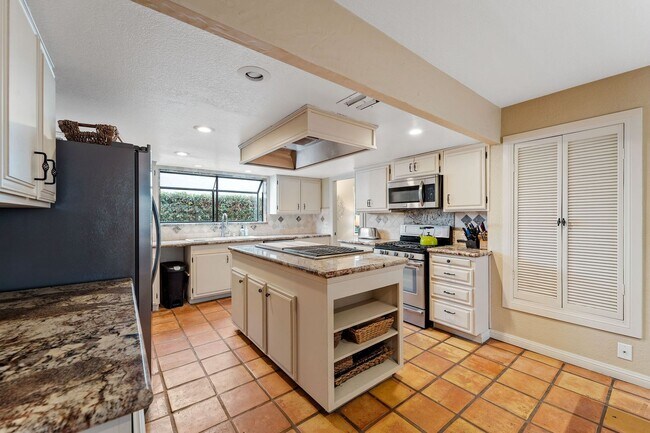 Building Photo - 4850A - Mandalay Shores/ Oxnard/ 5 bedroom...