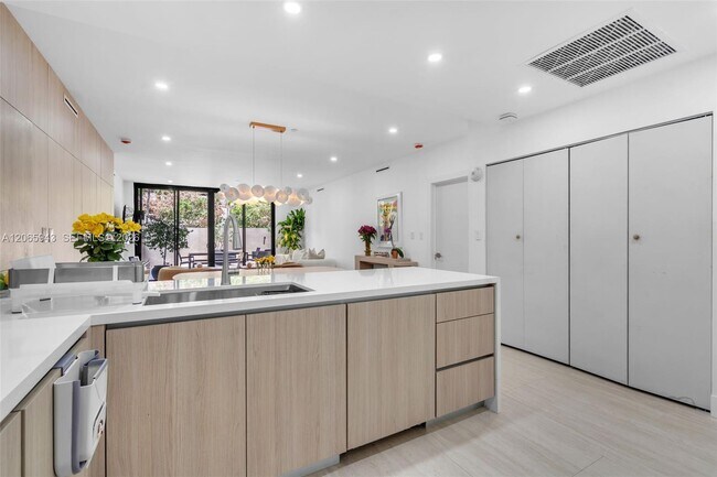 Building Photo - 151 Crandon Blvd