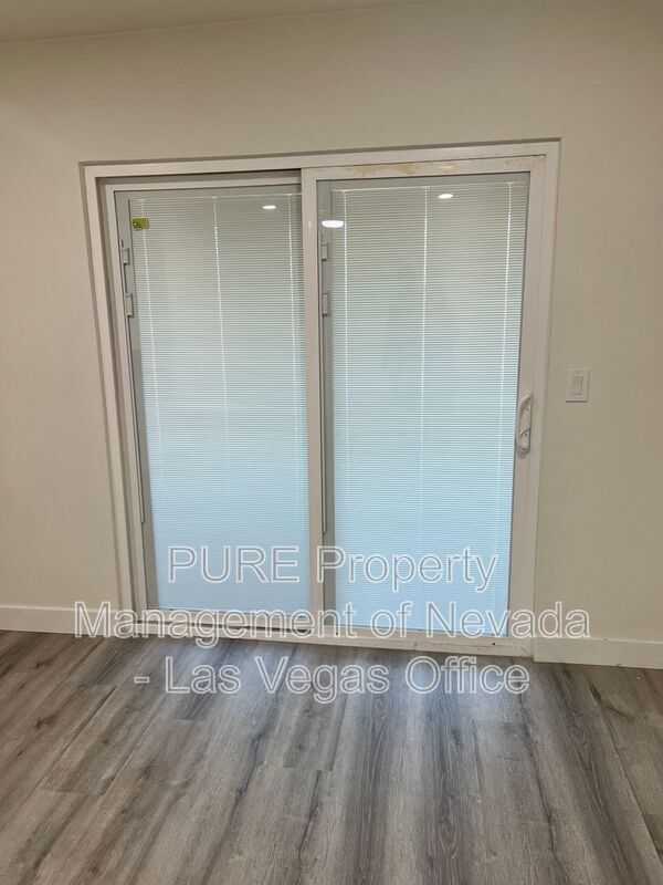 Building Photo - 1405 E Vegas Valley Dr