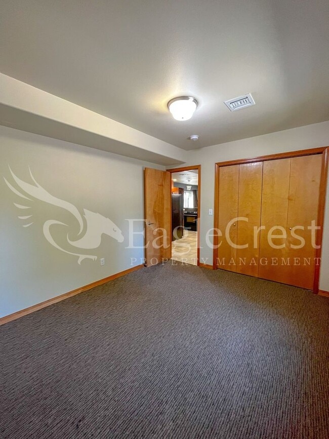 Building Photo - Large 6-Bedroom Whitman Neighborhood House; *Half Off 2nd Month Rent*