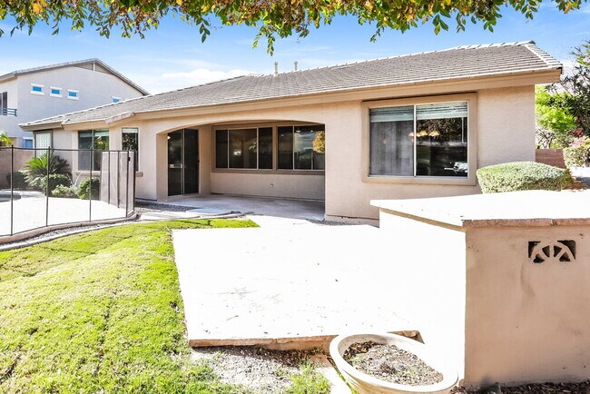 Building Photo - 2221 S Holguin Way