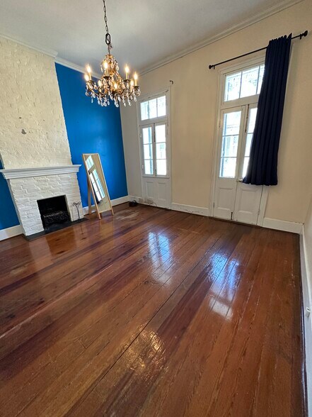 Living room w fireplace - 821 Barracks St