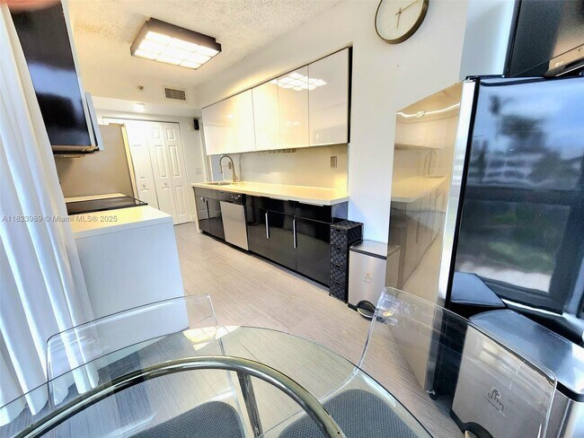 Building Photo - 3500 Mystic Pointe Dr