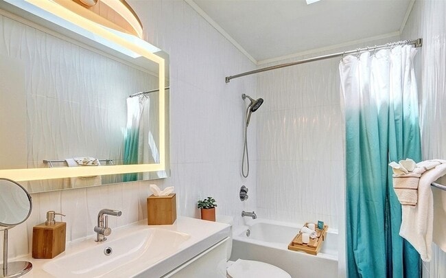 Building Photo - Beautifully remodeled 4bd, 3ba home in EVE...