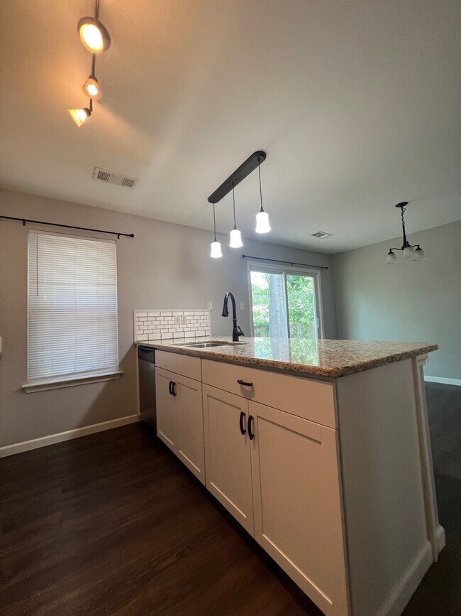 Building Photo - 1011 Green Valley Dr