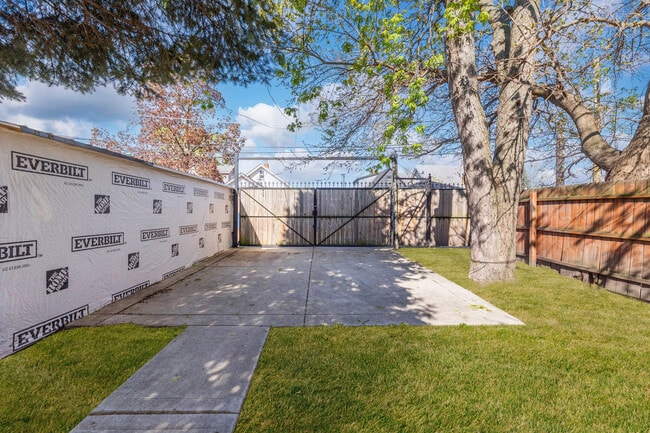 Building Photo - 554 Douglas Ave