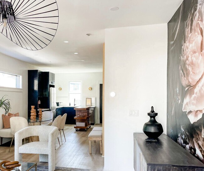 Building Photo - Gorgeous three bedroom in the heart of Par...