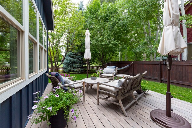 Building Photo - 405 Meadow Ct