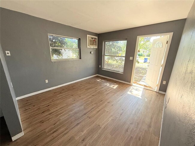 Building Photo - 731 71st Ave N