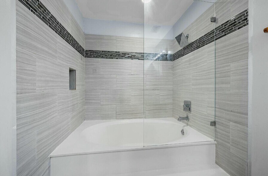 Building Photo - 4012 Palm Bay Cir
