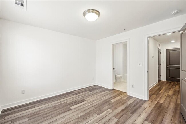 Building Photo - 432 Burton Dr