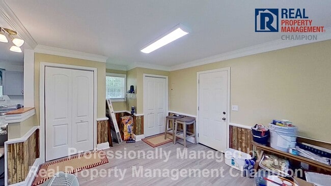 Building Photo - Spacious and Beautifully Updated 3 BD/2 BA Home on Large Lot