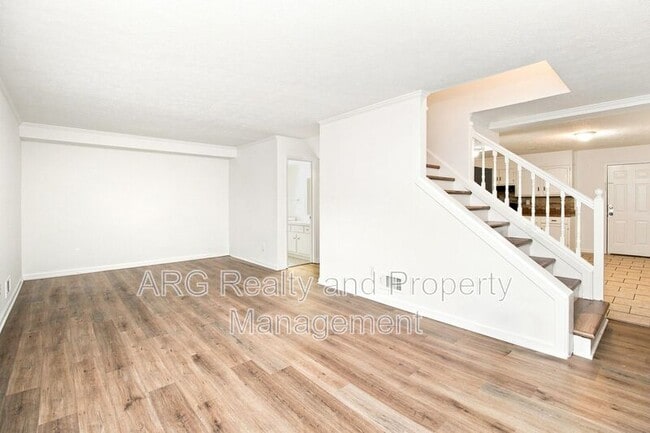 Building Photo - 2142 Fairway Ct SE