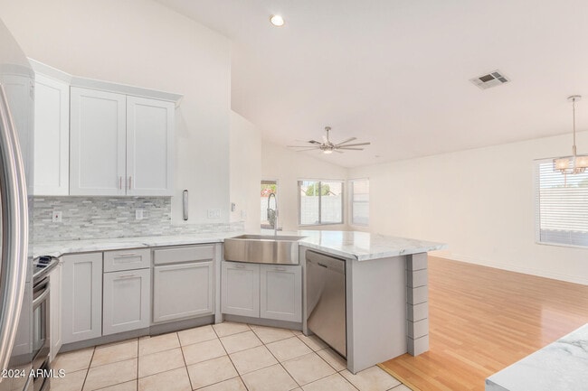 Building Photo - 8338 W Paradise Dr