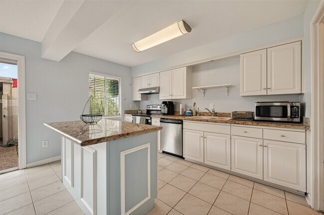 Building Photo - 6404 Burgoyne Dr.