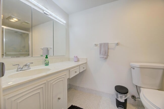 Building Photo - 1537 E Hillsboro Blvd