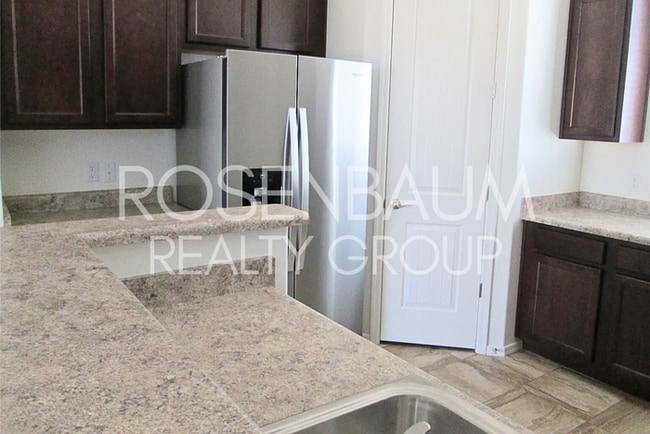 Building Photo - Gorgeous 3-bedrooms, 2-baths home tucked a...