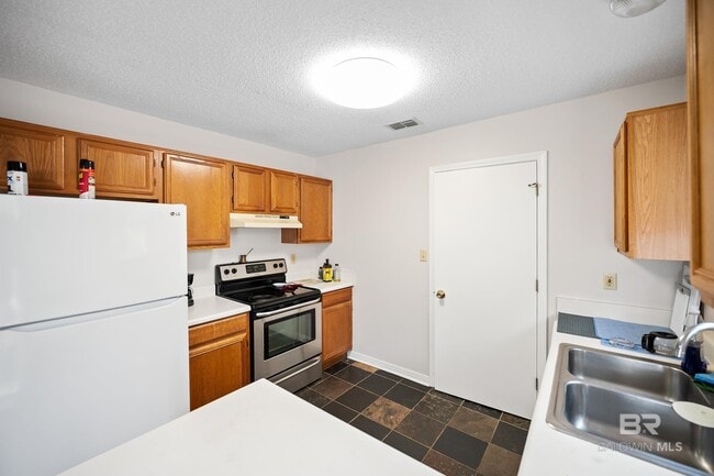 Building Photo - 620 S Oak St