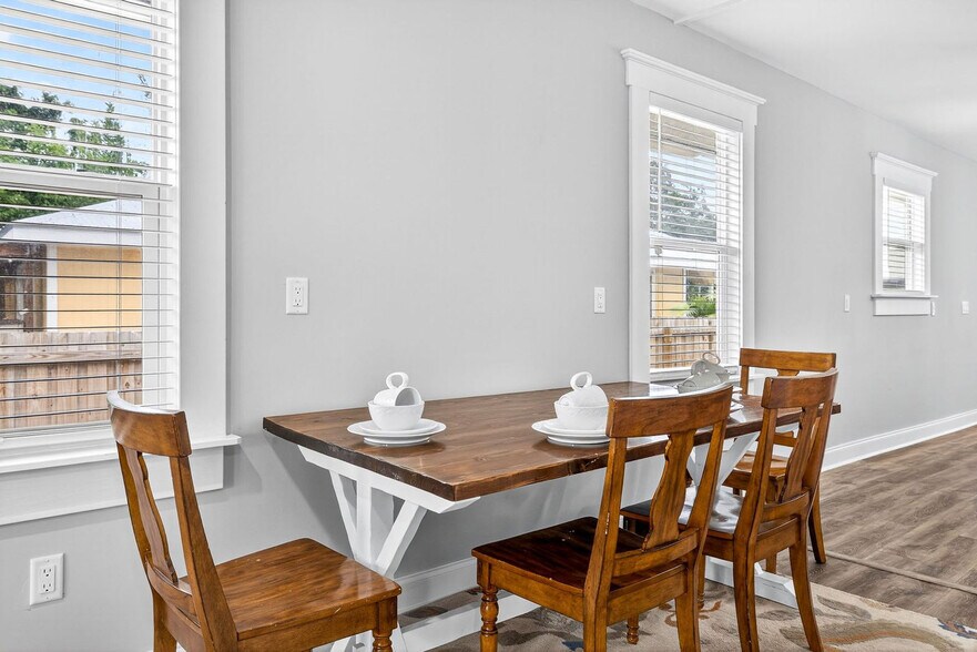 Building Photo - 2910 N Ola Ave