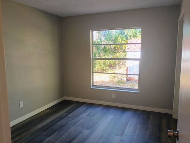 Building Photo - Adorable 2 bedroom 2 bathroom Duplex! Comp...