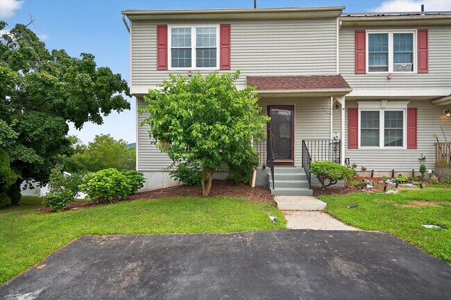 Building Photo - Available Dec 17th - Gorgeous Mountain Vie...