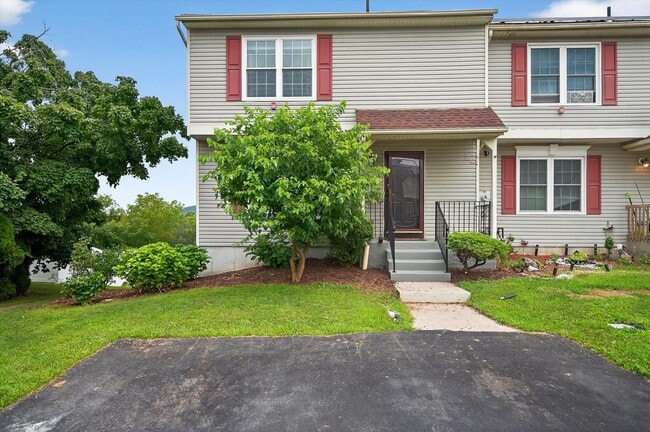 Building Photo - Gorgeous Newly Renovated 3 BR, 2.5 BA Town...