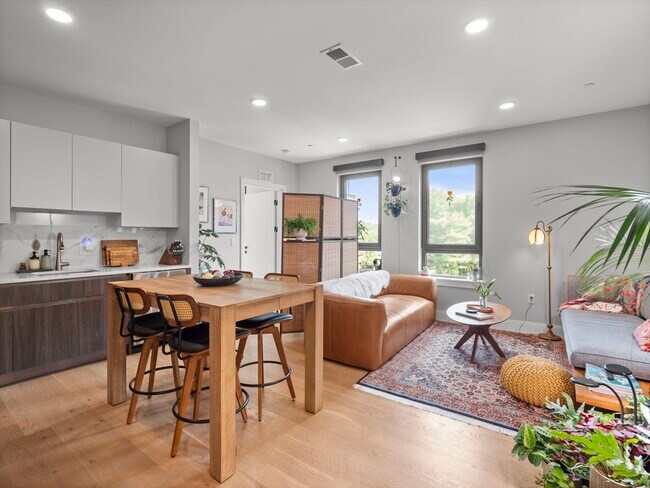 Building Photo - 9 Central St