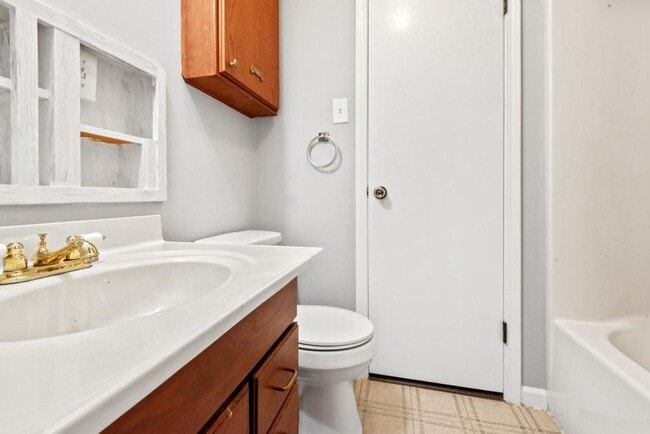 Building Photo - 648 Golfview Dr