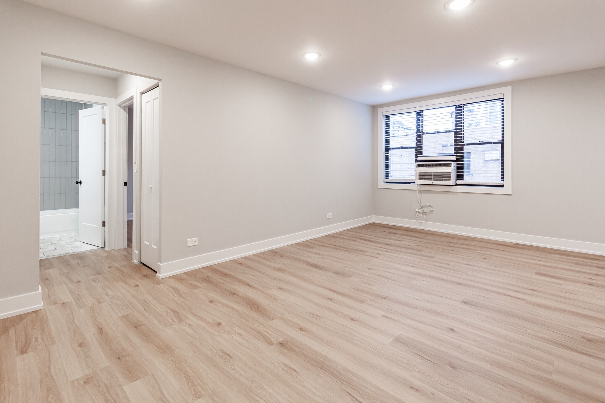 Building Photo - 520 W Aldine Ave