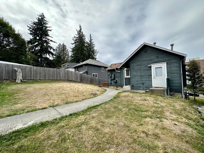 Primary Photo - Duplex near WWU! 710/712 N. Garden St.