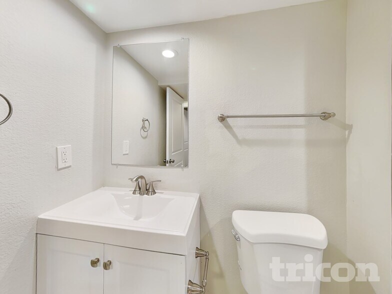 Building Photo - 16384 E Brunswick Pl