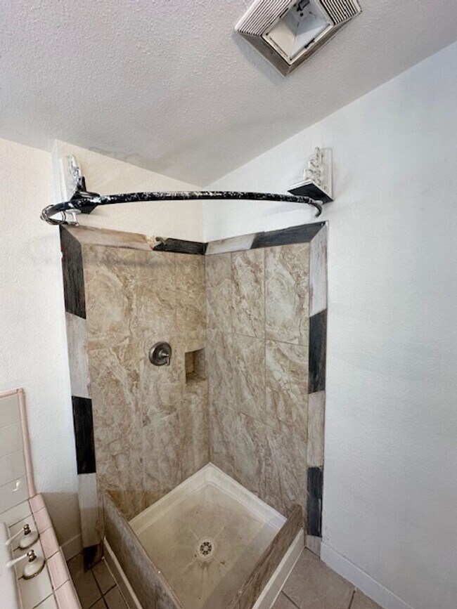 Building Photo - Newly updated pet friendly 4Bd 3Ba home! C...