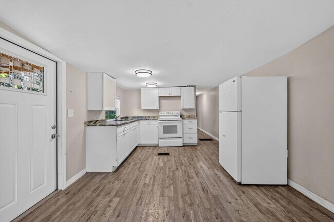 Building Photo - 6451 Spinner Dr