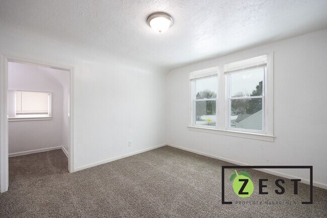 Building Photo - OPEN HOUSE- 12/23! 4PM-4:30PM! Beautiful 3 BED 1 BATH!