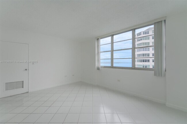 Building Photo - 801 Brickell Bay Dr
