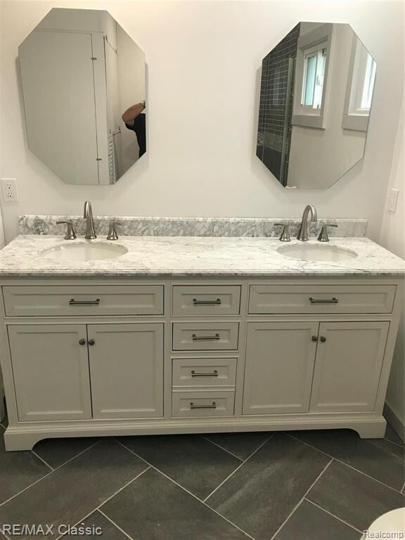 Building Photo - 381 E Shore Dr