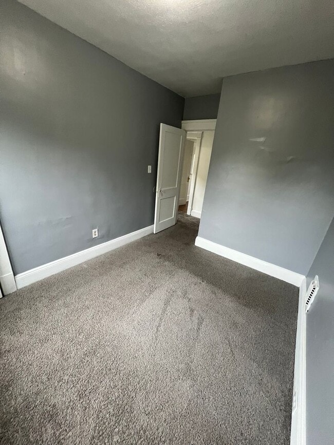 Building Photo - 4 Bedroom Single Family in Cleveland ,Ohio