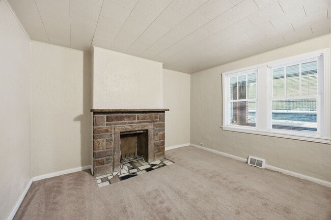 Building Photo - Charming 3-Bedroom Pittsburgh Home with Spacious Yard and Classic Porch