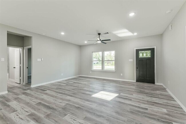 Building Photo - 106 County Rd 3704