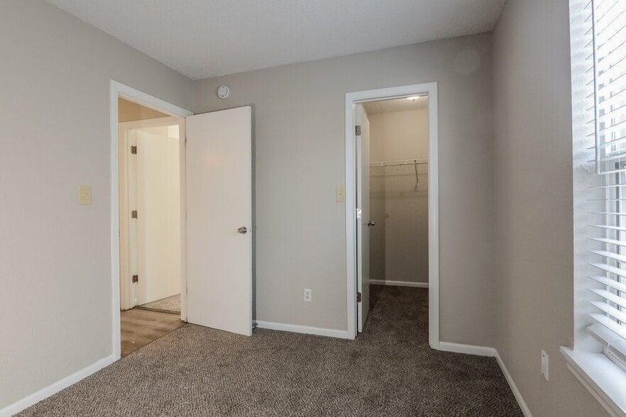 Building Photo - 6137 Longmeadow Dr