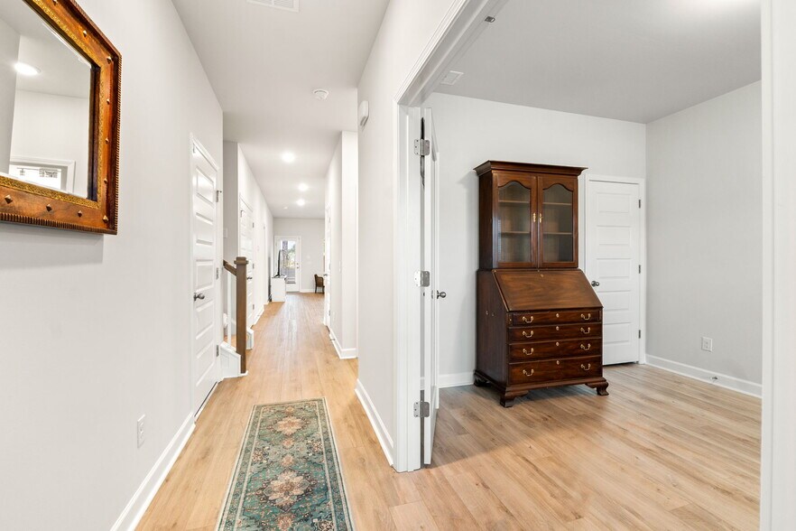 Building Photo - 825 Descartes St