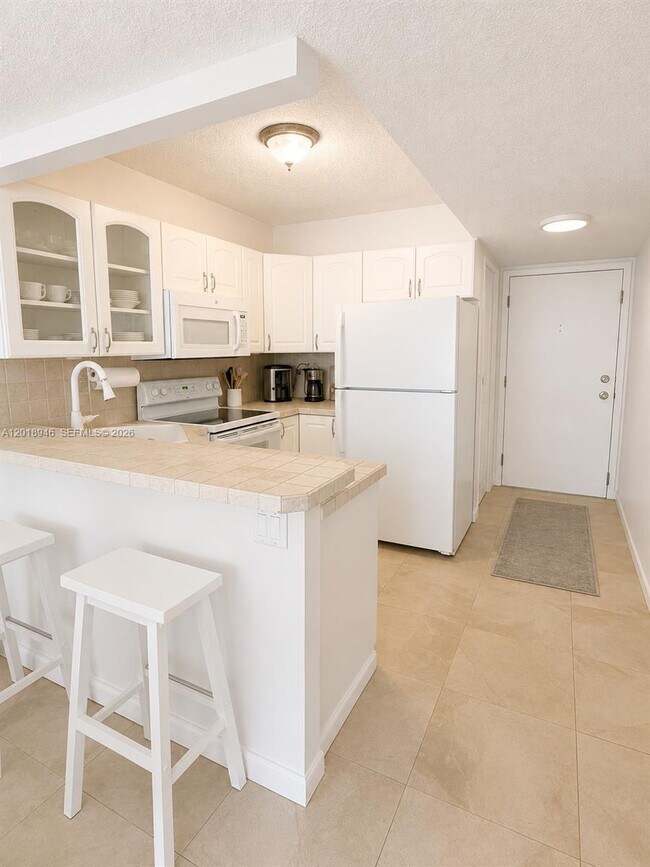 Building Photo - 2924 Collins Ave