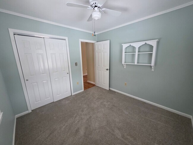 Building Photo - Beautiful 3 bedroom, 2 bath house with one car garage, located on Cummins Creek